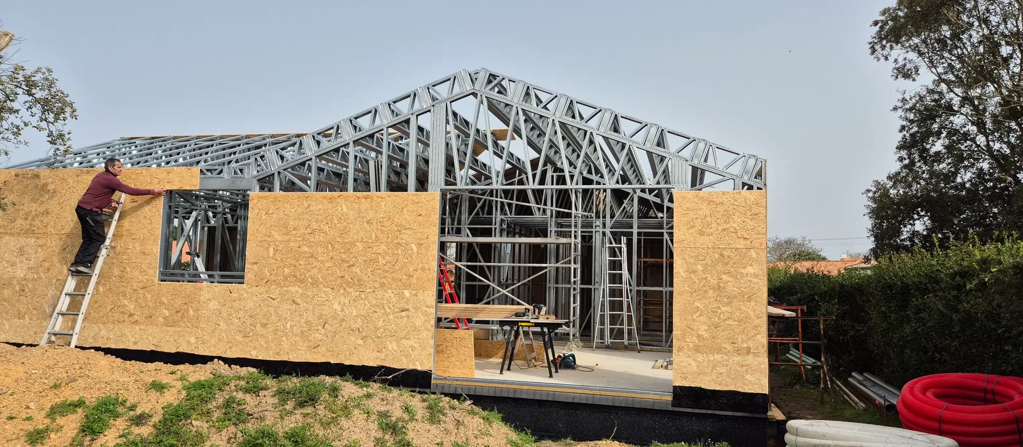 Une ossature métallique en cours de montage sur un chantier de Rénov'Tout