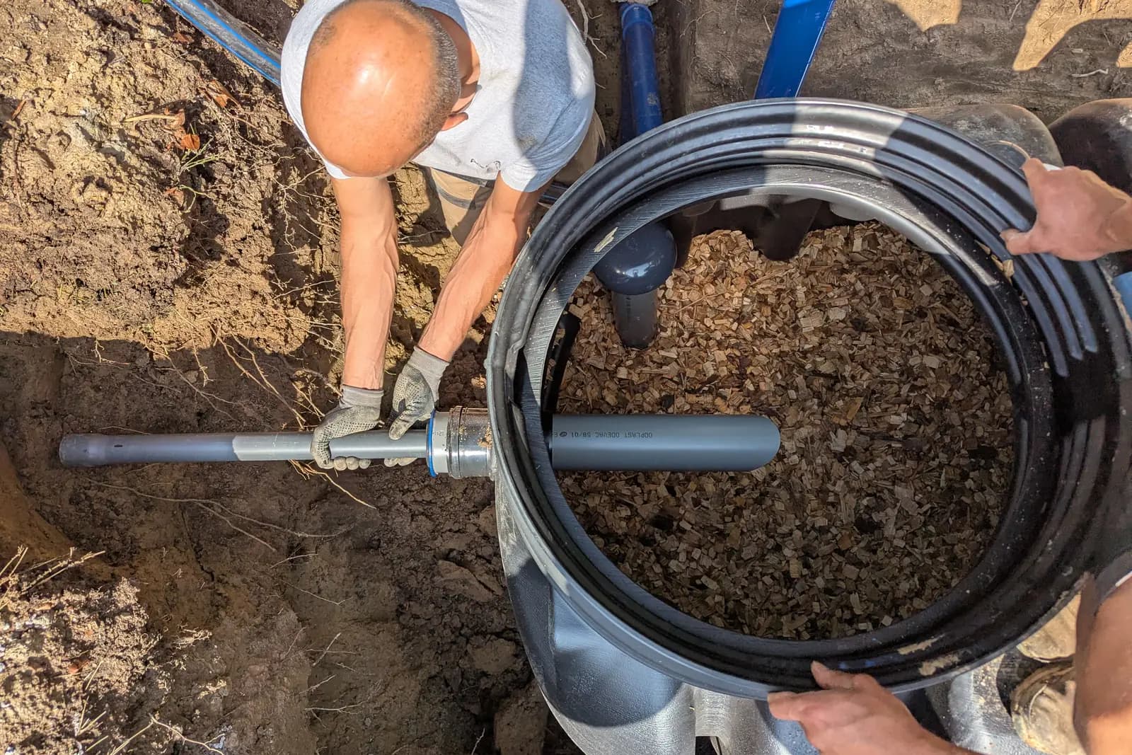 Pose d'un regard en tranchée, un autre corps d'état sur le même chantier