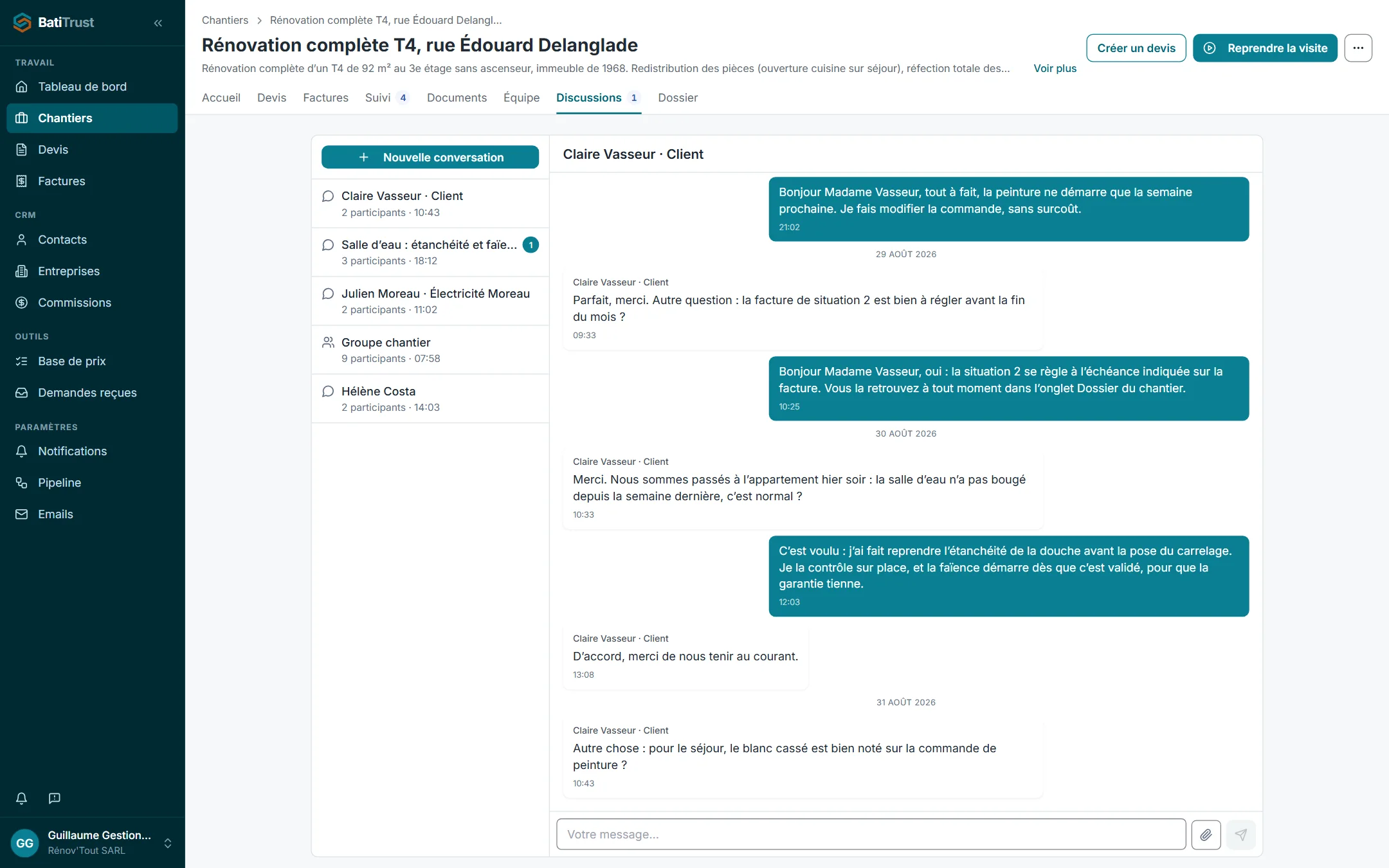 L'onglet Discussions d'un chantier dans BatiTrust : la conversation ouverte entre le maître d'œuvre et sa cliente, et à gauche les autres conversations du chantier