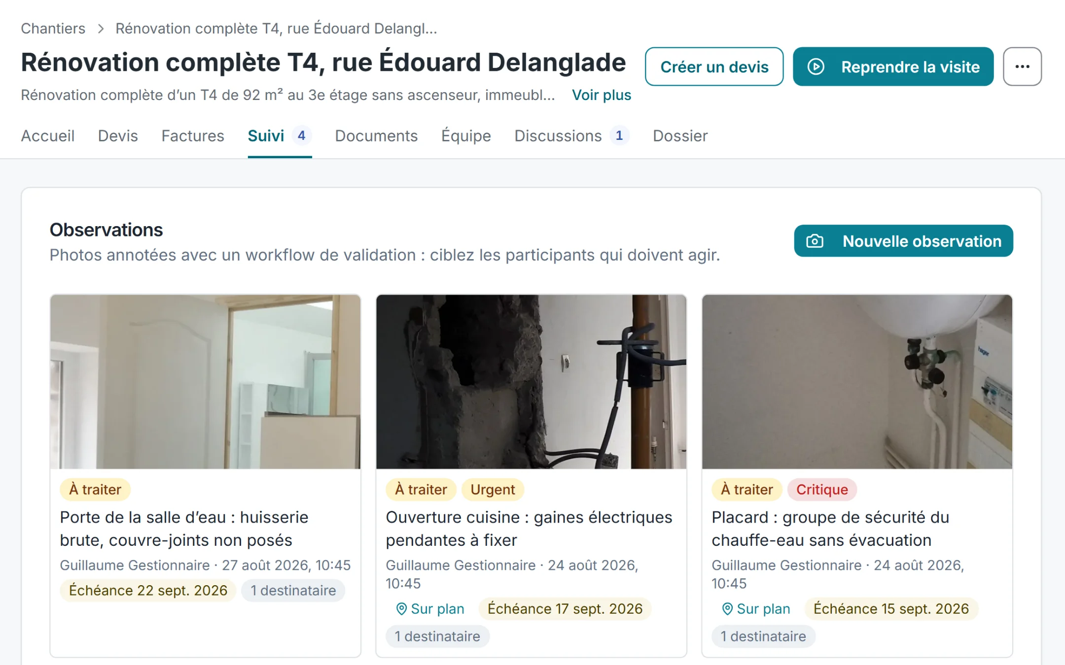 L'onglet Suivi d'un chantier dans BatiTrust : trois observations à traiter, chacune avec sa photo, sa priorité quand elle est urgente ou critique, son échéance et la mention Sur plan pour celles posées sur un plan